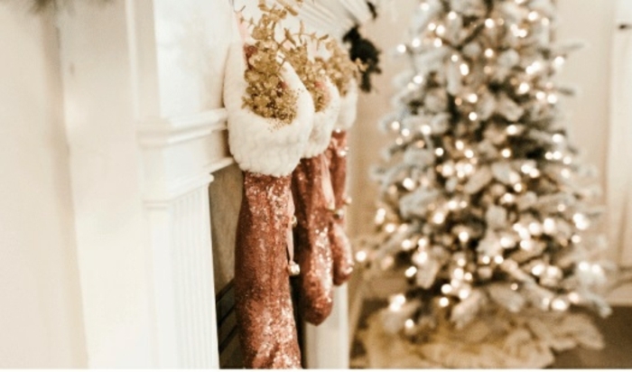 preciosas ideas sobre como adornar la casa en navidad, calcetines navideños brillantes para colgar en la chimenea 