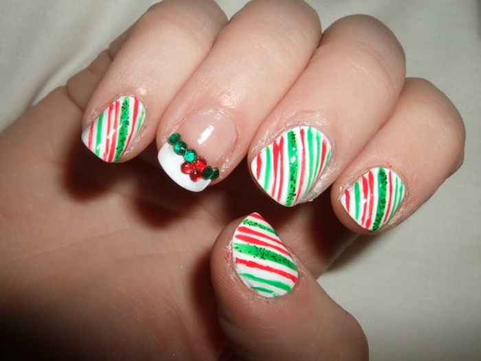 diseños de uñas fáciles para hacer sola en casa, uñas de navidad decoradas en rojo, verde y blanco 