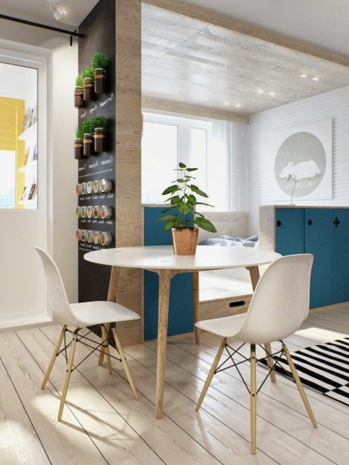 decoración de pisos pequeños estilo moderno, salón comedor bonito en colores claros con acentos en azul 