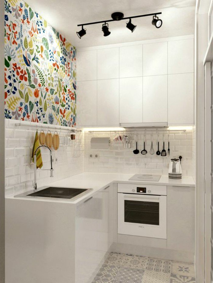 pequeña cocina decorada en blanco con pared de acento con papel pintado motivos florales, decoración de pisos pequeños