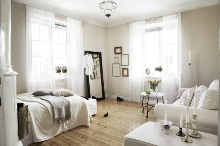cuáles son las últimas tendencias en decoracion pisos pequeños modernos, dos camas y sofá en colores claros 