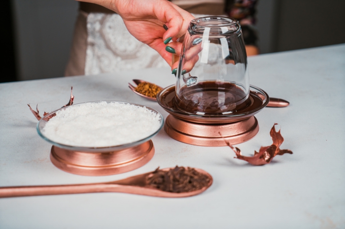 trucos para hacer una taza de chocolate caliente decorada con coco y chocolate, ideas de recetas vegetarianas en fotos 