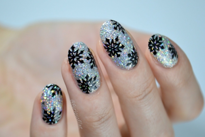 diseños de uñas faciles y super bonitos para navidad, uñas largas de forma almendrada pintadas en dorado con detalles en negro 