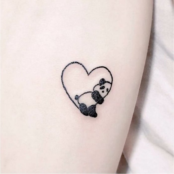 corazón con panda tatuado en el antebrazo, tatuajes muy pequeños para hombres y mujeres 