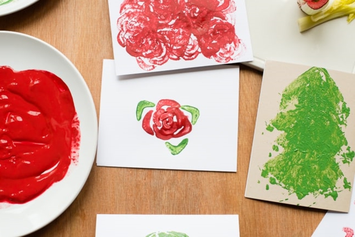 postales de navidad hechas a mano decoradas con pintura y estampados, originales ideas de tarjetas DIY 