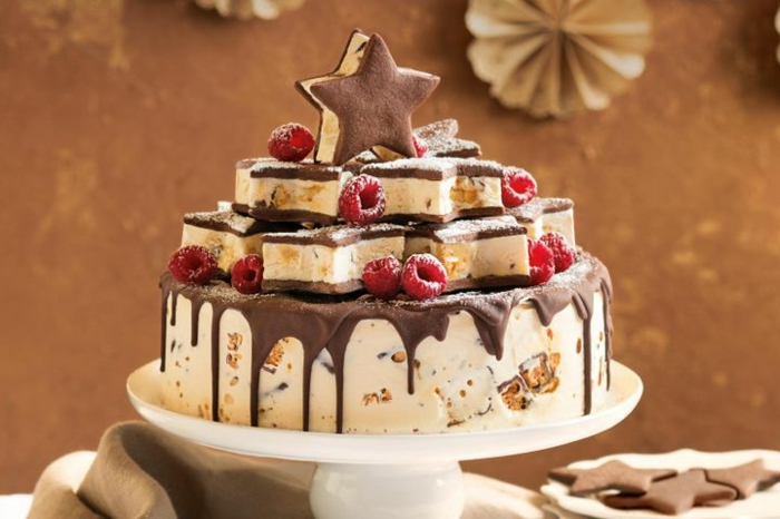 tarta de navidad en forma original, tarta de jarrón con glaseado de chocolate y fresas frescas 