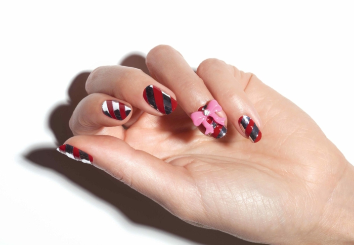 decoraciones de uñas tridimensionales, uñas cortas en rojo y plateado con un simpático ornamento 3D