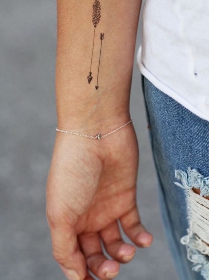 tatuaje con flechas y plumas, ideas de tatuajes chicos con significado, delicado tatuaje en el antebrazo 