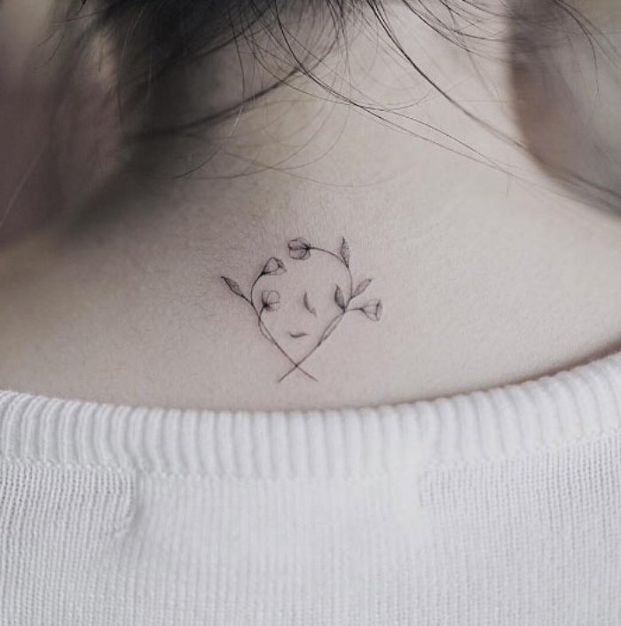 tatuajes chicos en la espalda con motivos florales, bonitas ideas de tatuajes para mujeres con significado 