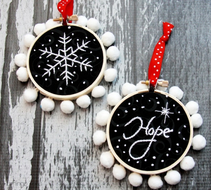 como adornar la casa en navidad con preciosos ornamentos DIY decorados con mini pompones 