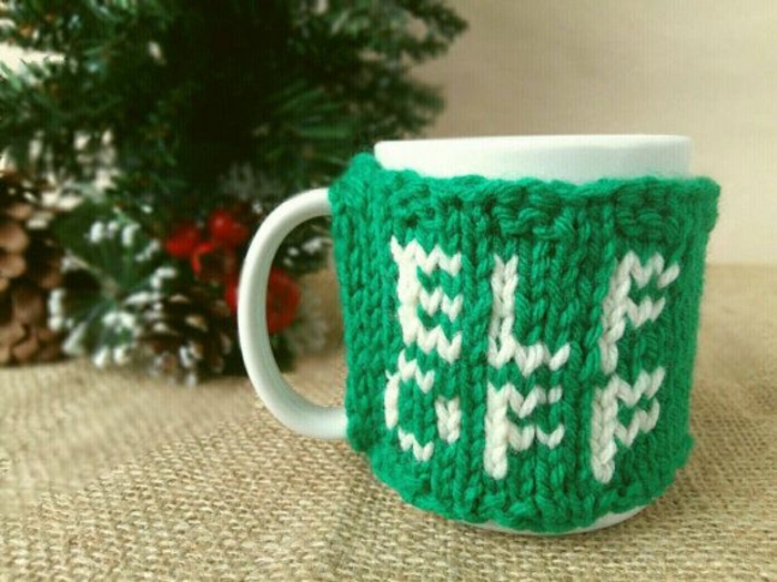 manualidades para regalar a una amiga, abrigo para tazas de café de lana en verde, pequeños detalles DIY para regalar en Navidad 