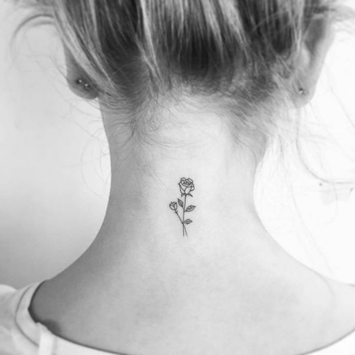 tatuajes chicos en la nuca, bonita rosa de tamaño pequeño tatuada en el cuello, tatuajes con motivos florales 