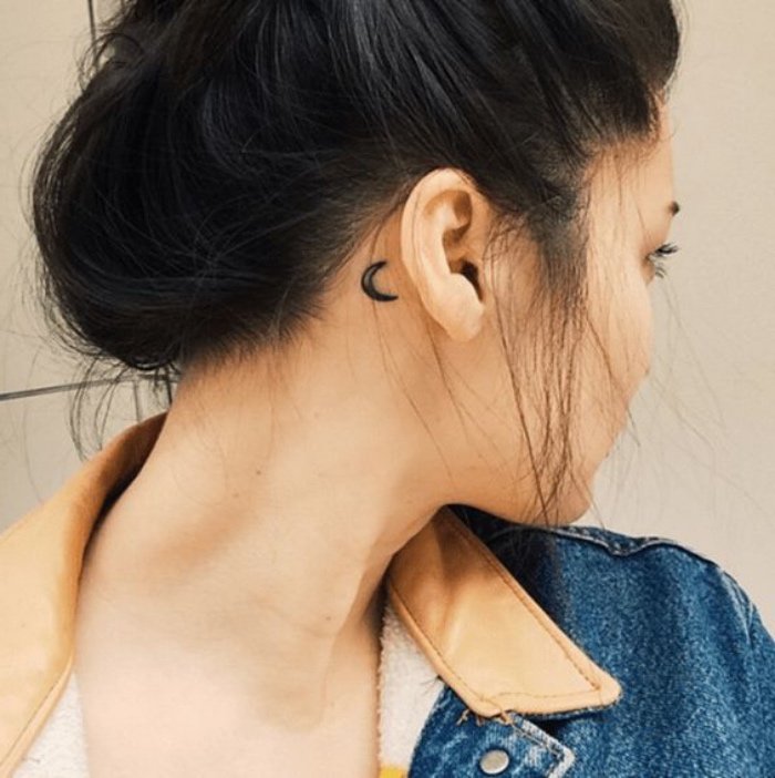 tatuajes chiquitos detrás de la oreja, pequeño detalle en negro, tatuaje de luna en estilo minimalista 