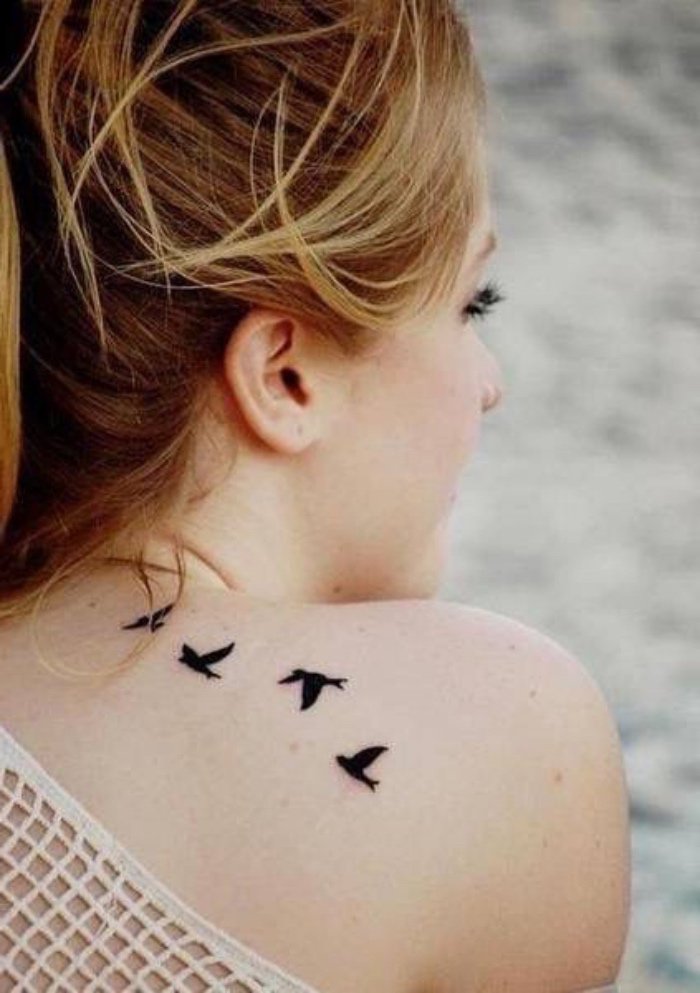 tatuajes chiquitos con significado, aves en plano vuelo tatuados en la espalda, tattoos mujer 