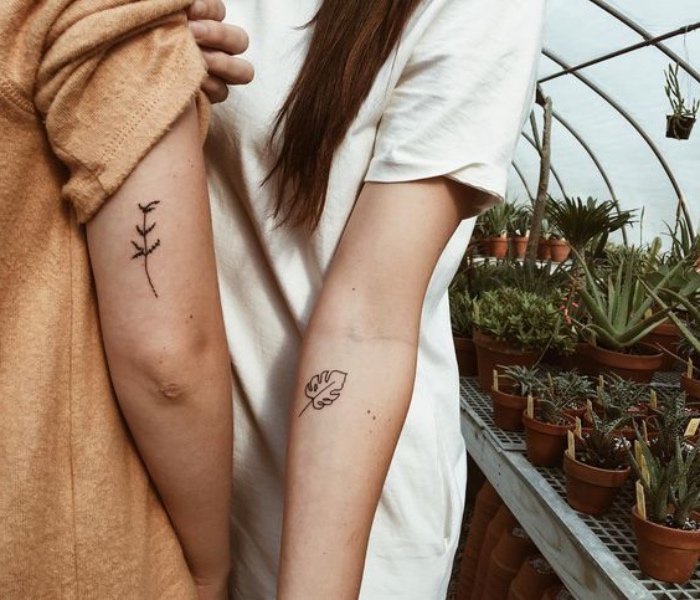 ideas de tatuajes chiquitos de flores y elementos botánicos, los mejores diseños de tatuajes en estilo minimalista 