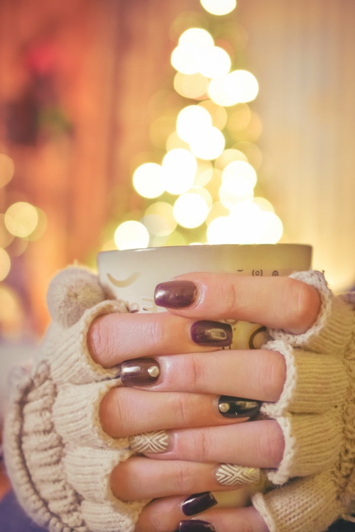 uñas de gel decoradas en tonos terrosos acabado metálico, ideas de diseños de uñas para Navidad y Noche Vieja 