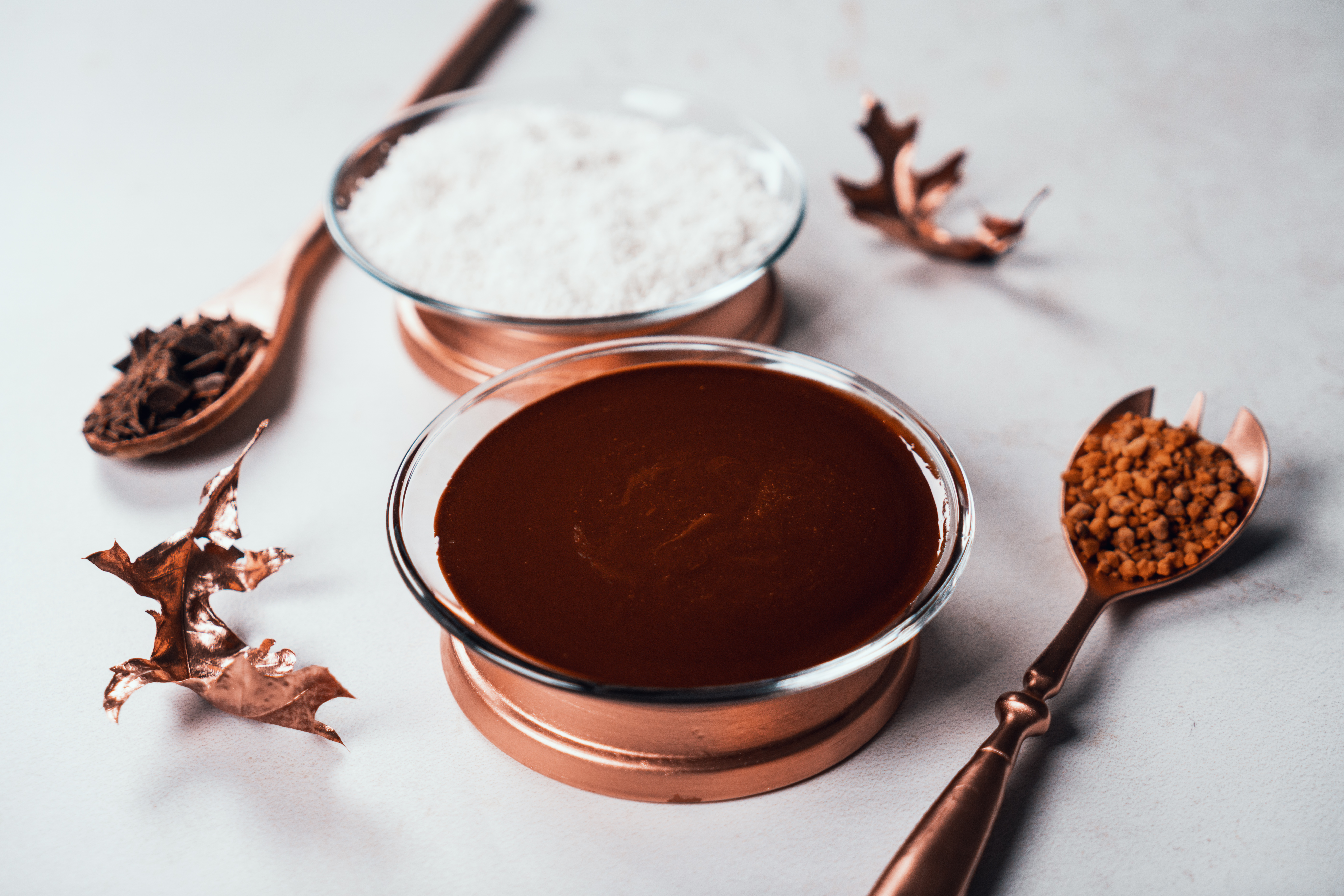 decoración de taza con chocolate derretido y ralladura de coco, recetas faciles y rapidas para hacer en casa en fotos 