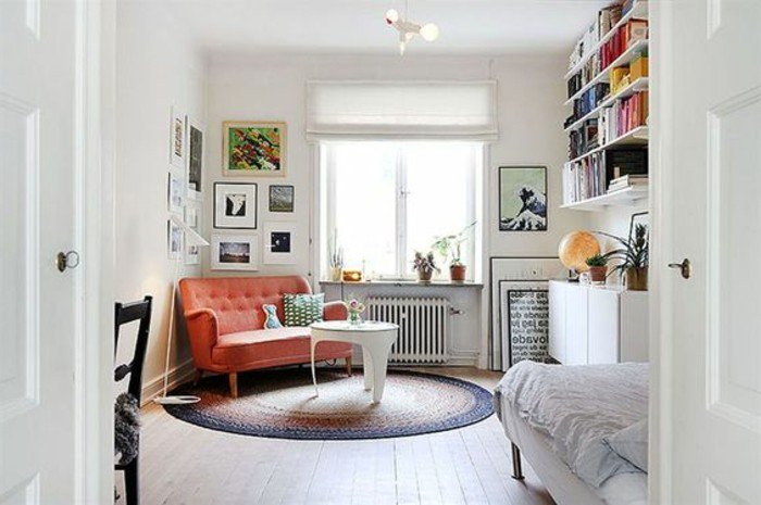 pequeño salón acogedor decorado en tonos claros con muchos cuadros decorativos, decorar pisos pequeños 