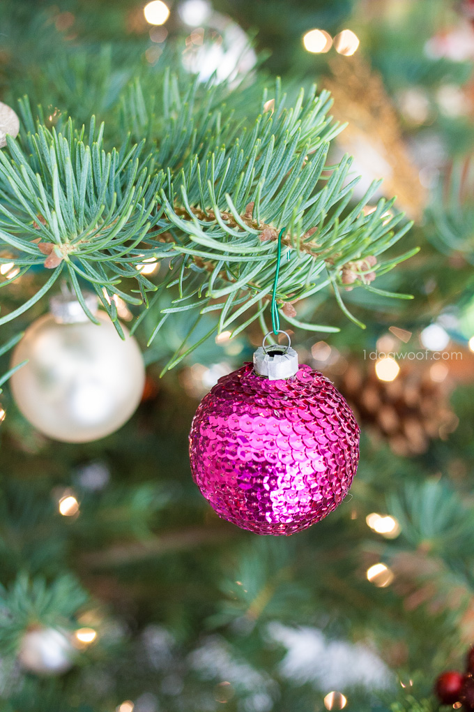 adornos de navidad caseros en estilo vintage, esfera de Navidad decorada con lentejuelas en color morado 