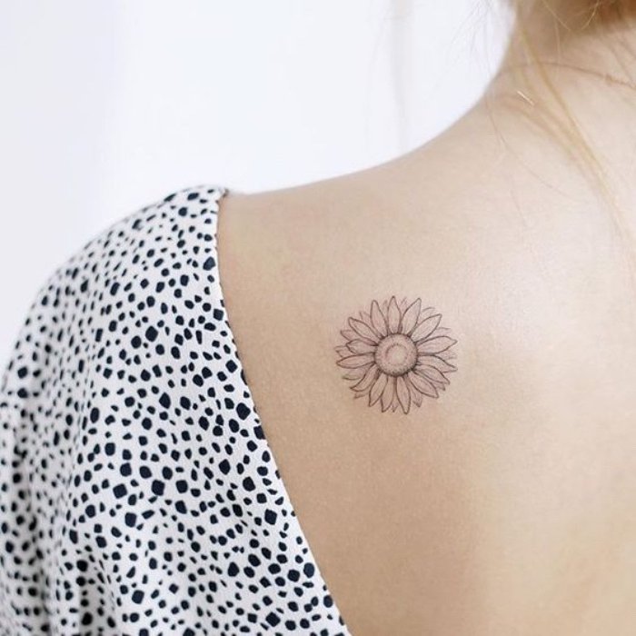 tatuajes chiquitos con motivos florales, ideas de diseños universales para hombres y mujeres 
