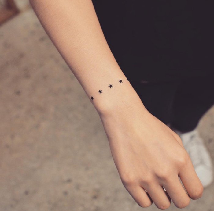 tatuaje pulsera de estrellas, tattoos delicados para subrayar la delicadeza de la mujer, tattoos chicos