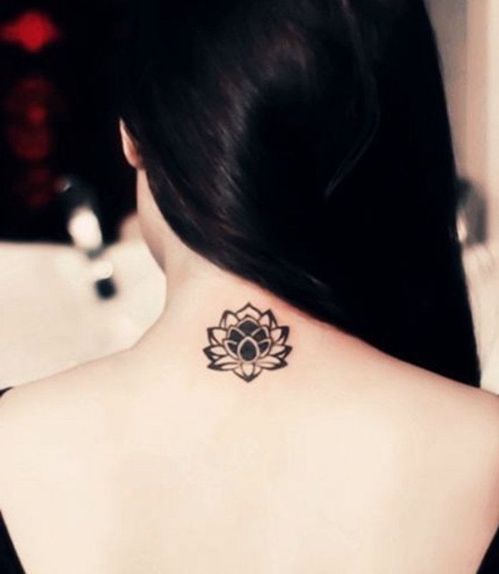 flor de loto tatuada en la espalda cerca de la nuca, tattoos chicos para mujeres, tatuajes con significado 