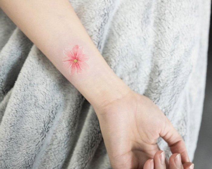 preciosa flor en color rosado tatuada en el antebrazo, tattoos chicos para mujeres, bonitos diseños 