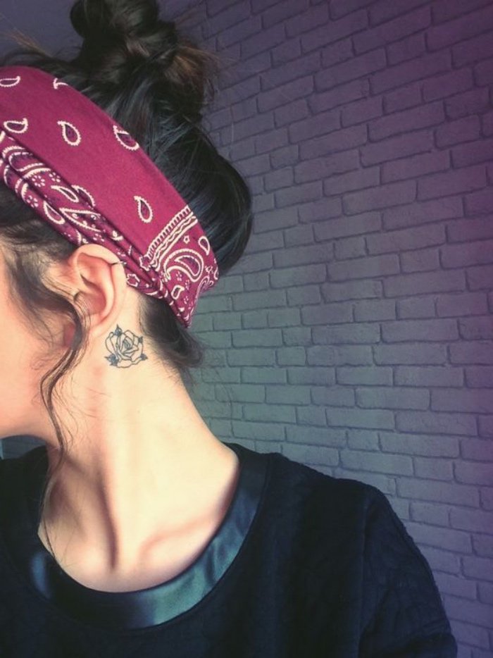 galería de fotos de tatuajes pequeños y bonitos, preciosa rosa tatuada detrás de la oreja