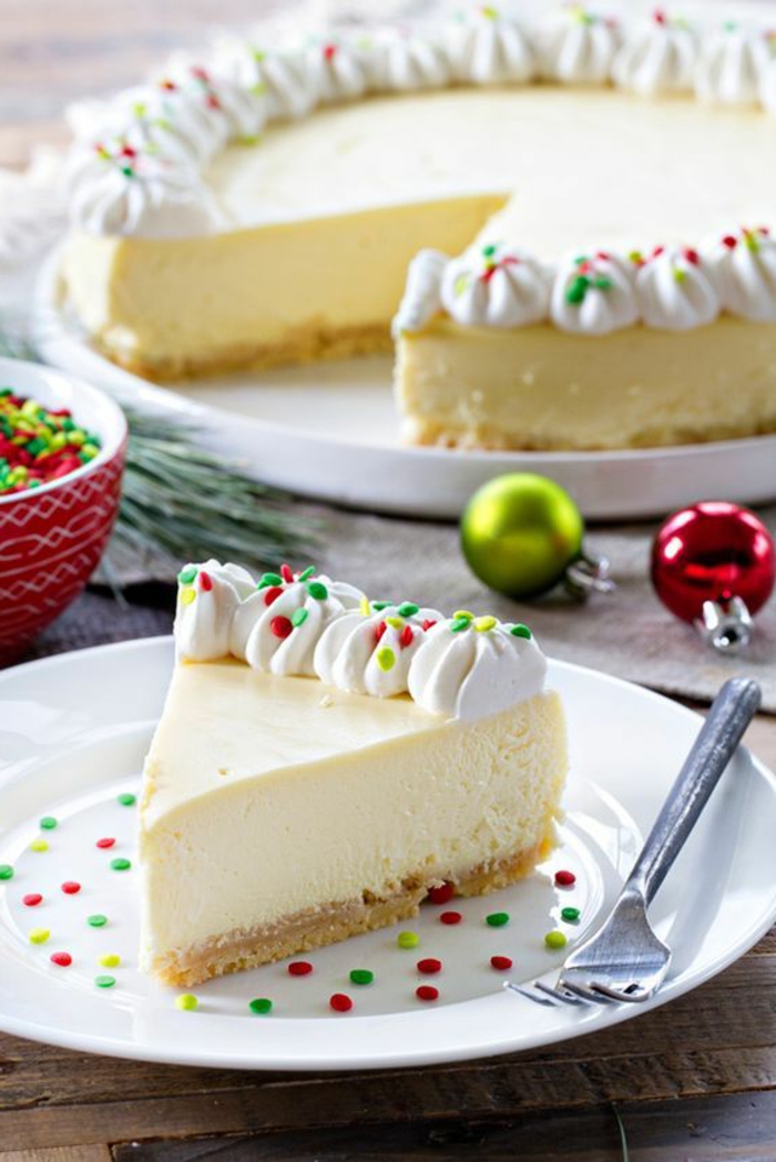 tarta de nata super rica decorada en los colores de navidad, recetas de navidad sencillas y economicas