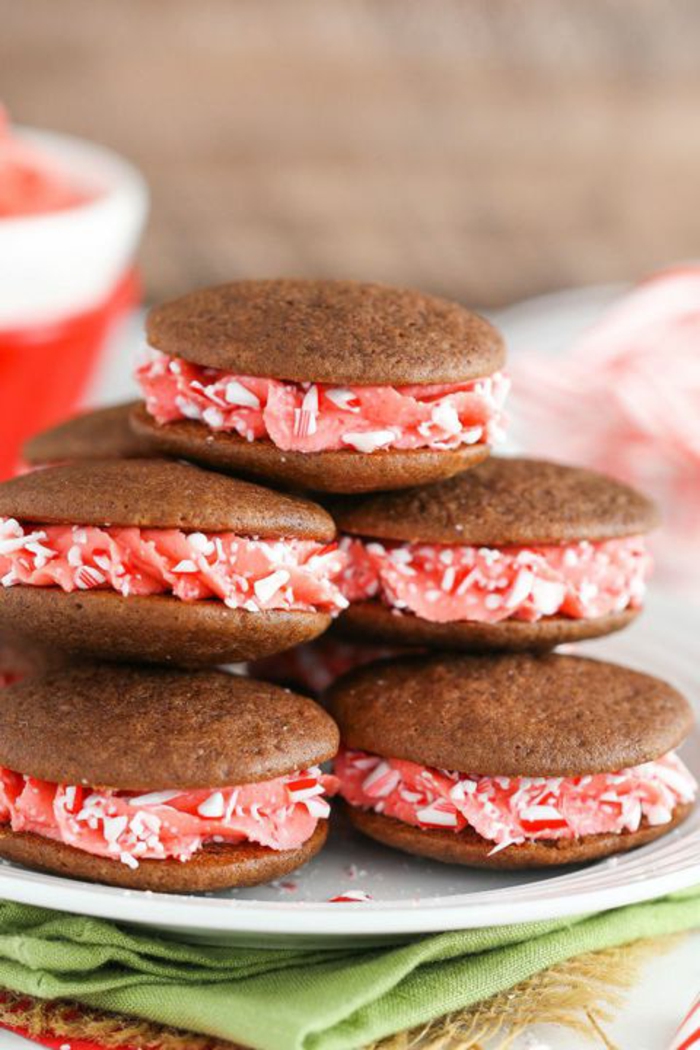 galletas bocadillo rellenas de crema color rojo, galletas navideñas ricas con jengibre y canela 
