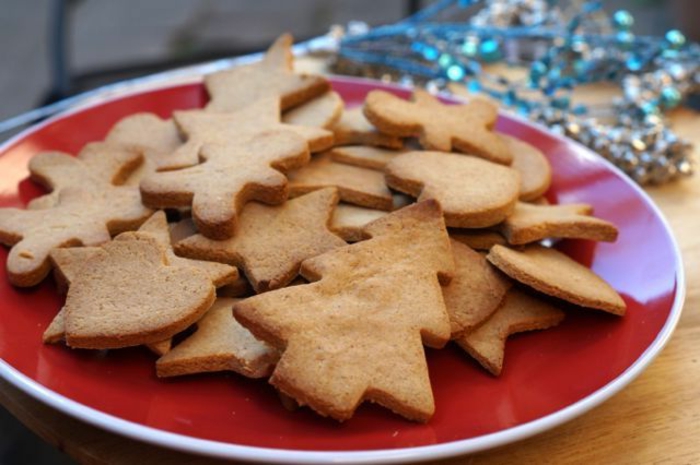 galletas jengibre en diferentes formas, galletas navideñas decoradas de encanto, fotos de postres navideños 