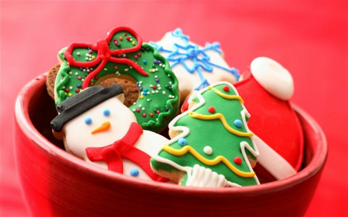 ejemplos de galletas de Navidad DIY, galletas coloridas con motivos navideños, ejemplos de regalo amigo invisible hecho a mano