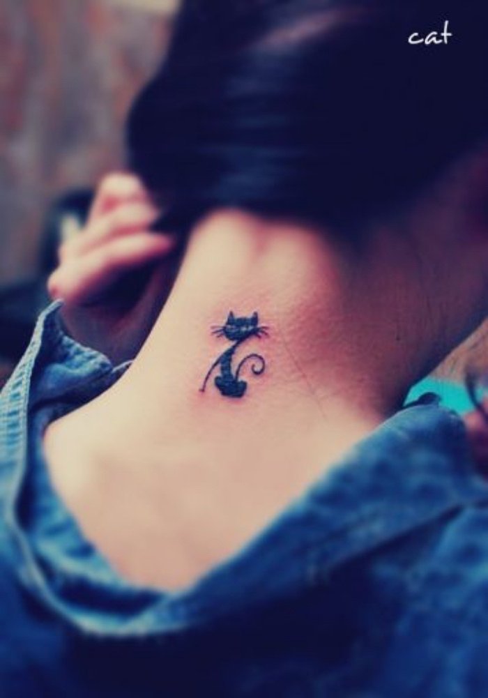 tatuajes en la nuca para mujeres, tatuajes pequeños y bonitos con significado, tattoo de gato 