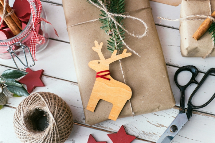 manualidades para regalar a una amiga fáciles, embalajes DIY de regalos para Navidad, bonitas ideas, reno de madera 