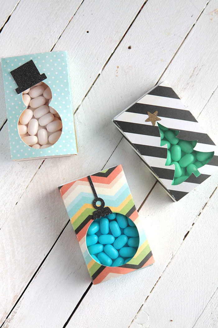caramelos en cajas personalizadas con motivos navideños, ideas de regalos amigo invisible 5 euros