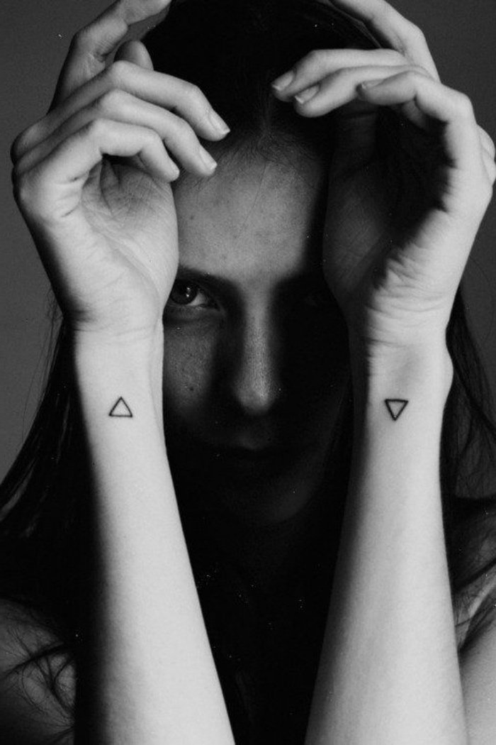las mejores propuestas de tatuajes geométricos, tatuajes pequeños con significado, dos triángulos tatuados en las manos 