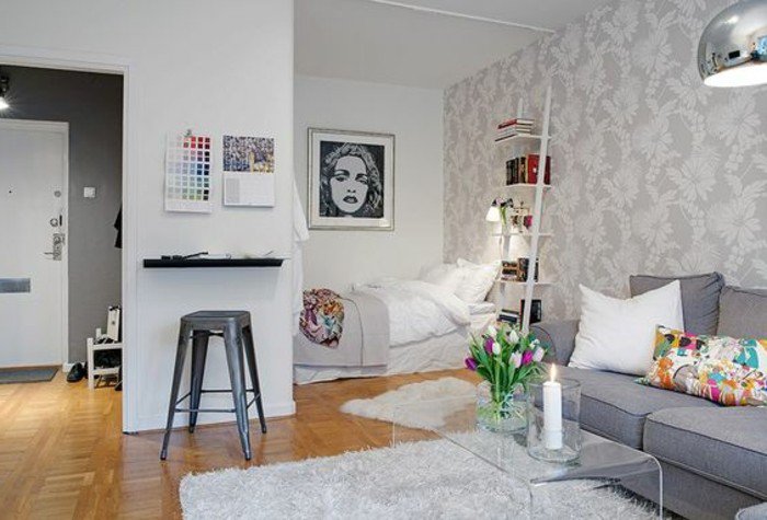 piso abierto decorado en blanco y gris, suelo de parquet, alfombra en blanco, como decorar una habitacion de estudio 