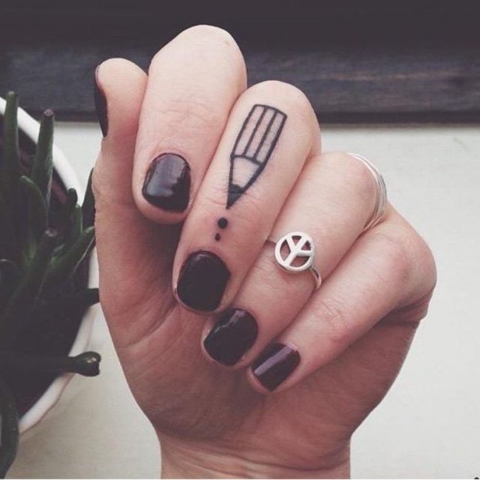 últimas tendencias en los tatuajes, tatuajes pequeños con significado, tatuaje de lápiz en el dedo 