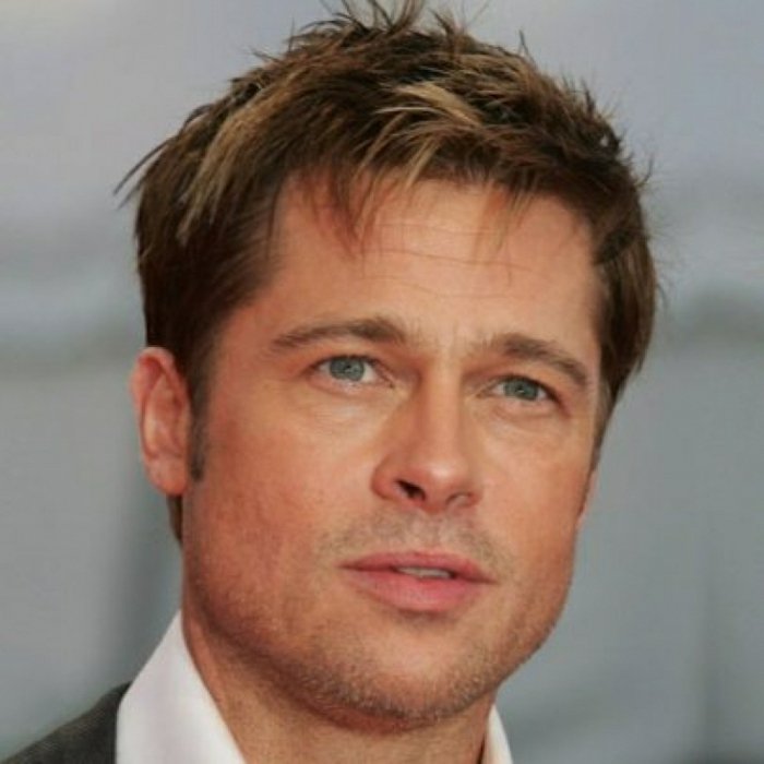 Brad Pitt con un peinado moderno, cabello color rubio oscuro con mechas más claras, ideas de peinados pelo corto hombre