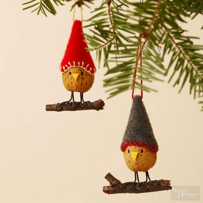 mini adornos hechos de materiales naturales, ideas sobre cómo adornar un árbol navideño en estilo rústico 
