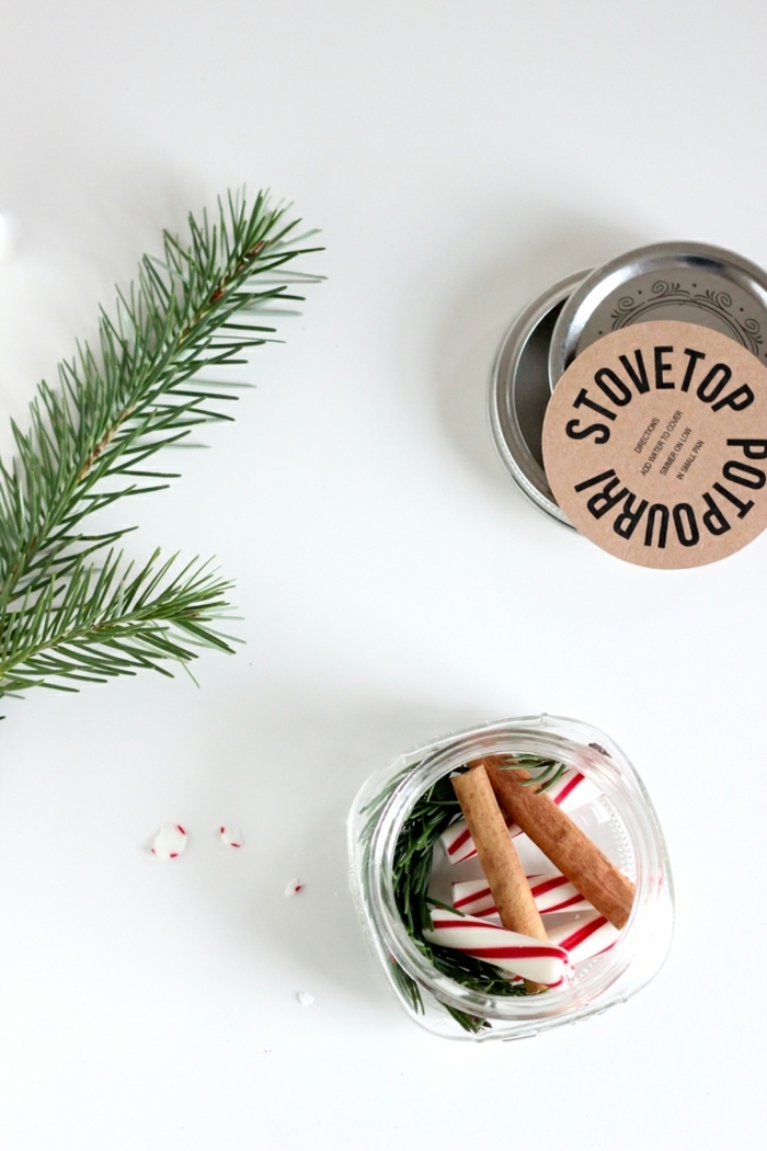 bonitas ideas de regalos amigo invisible manual, frasco de vidrio lleno de pequeños detalles navideños 
