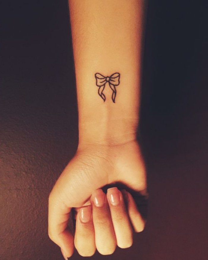 tatuajes pequeños para mujeres significados, bonitos diseños para mujeres, tatuajes en negro 
