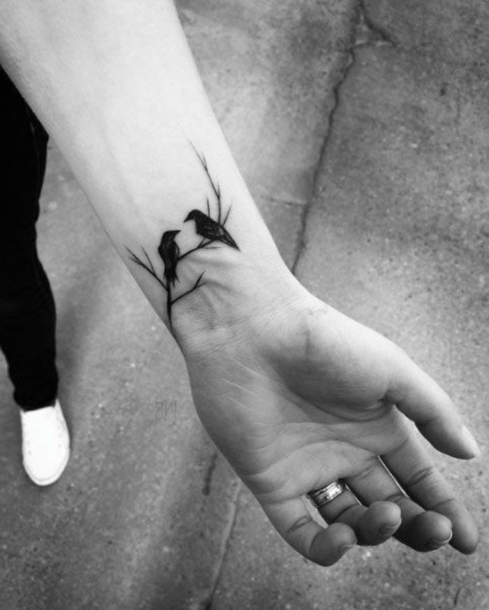 fotos de tatuajes pequeños para mujeres significados, tatuaje con aves en la muñeca, detalles inspirados en la naturaleza 