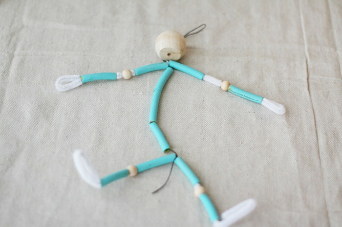 pequeño muñequito DIY hecho de pasta, ideas de adornos de navidad caseros par colgar en el árbol 