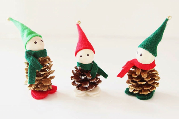 adorables mini adornos hechos de piñas decoradas, ideas sobre como adornar un arbol de navidad casero