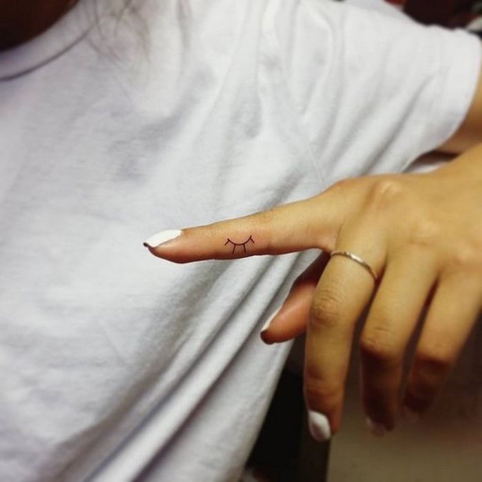 tatuajes diseño gráfico, detalles muy pequeños en los dedos, tatuajes pequeños para mujeres significados