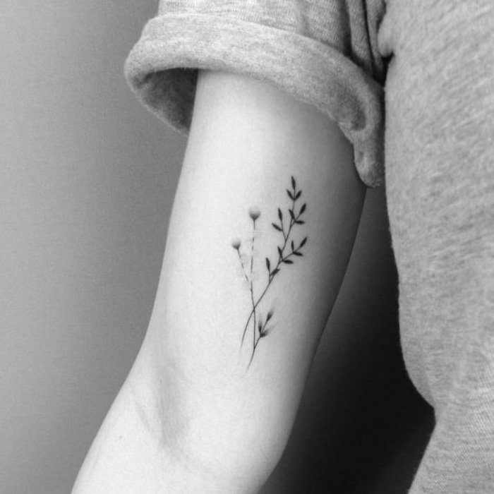 precioso diseño de tatuaje floral en el brazo, tatuajes pequeños originales para mujeres 