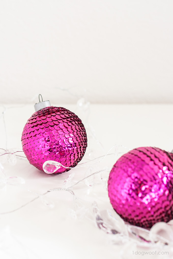 preciosas ideas de adornos de navidad caseros hechos a mano, bolas relucientes con lentejuelas 