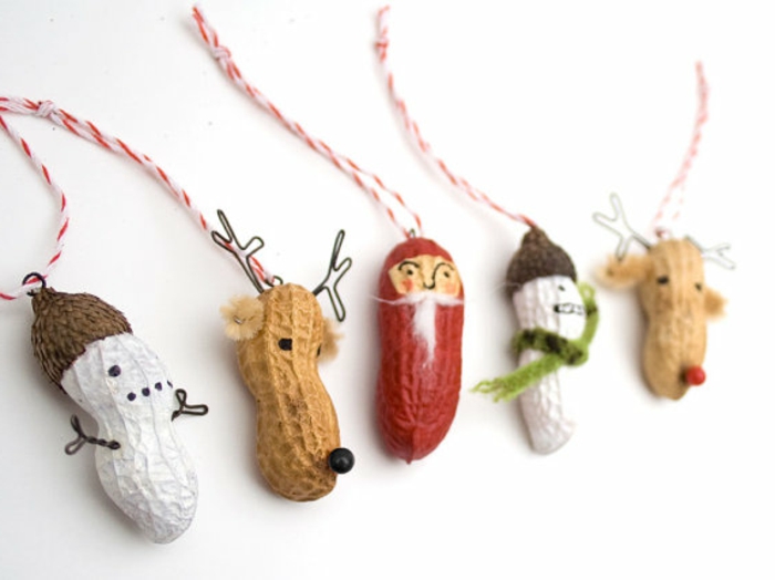 mini adornos hechos de cáscaras de cacahuetes decoradas, ideas para adornar un arbol de navidad casero