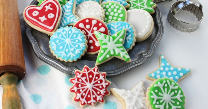 galletas de mantequilla fáciles y rápidas decoradas de encanto, galletas coloridas con glaseado 